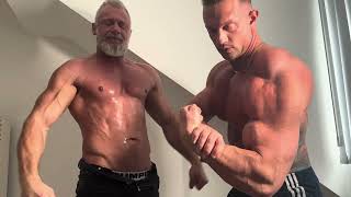 New muscle worship scene with the massively popular juicy Santa 😜