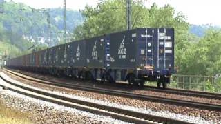 BR186 von ITL hält mit Containerzug vorm Bf Linz während ein Taurus mit Containerzug überholt