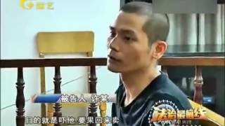 实拍男子水果摊被扣 持刀追砍城管