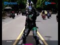 sosok bapak berkostum robot ngamen di pontianak rela ngamen demi pengobatan istri