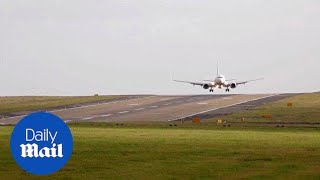 Ryanair plane struggles to land in strong winds in Leeds - Daily Mail