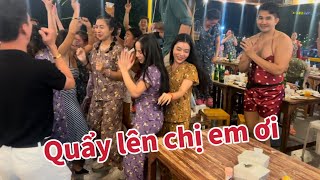 VỢ CHỒNG THƯƠNG BÁO LẦN ĐẦU TIÊN ĐI THÁI LAN | THƯƠNG XÚC XÍCH