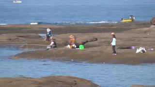 日曜日だけあって釣り人で賑わう田辺市天神崎