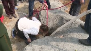 Pojke föll ned i en 90 meter djupt hål - här räddas han - Nyheterna (TV4)
