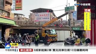 沒注意限高! 貨車轉彎自撞橋墩翻90度│中視新聞 20191112