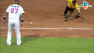 20130824-1 CPBL 象VS犀牛 8上 恰恰NICE PLAY沒收張建銘的安打