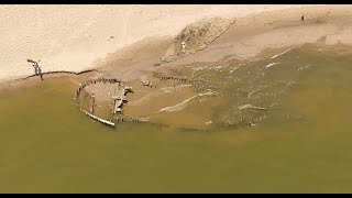 Dynamietscheepswrak zichtbaar in de Rijn bij Spijk.