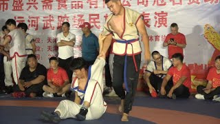 Chinese wrestling天津摔跤，真的是光脚的不怕穿鞋的，到他手里跟拎小鸡崽子似的