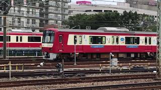 京急線金沢八景駅手前の車庫車止めに停車中の、京急沿線の風景ギャラリー号1000形！快特品川方面泉岳寺行き2100形24とジョイント音をたてて走行中の、エアポート急行新逗子行き1000形025が走行中！