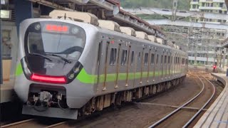 2233次瑞芳發車經由山線開往嘉義的EMU703+EMU704阿福號區間車，和4032次樹林發車經由北迴線開往花蓮的銀綠色微笑號EMU900型十輛一編組EMU947區間快車