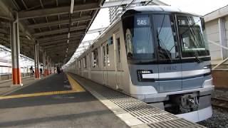 【虎ノ門ヒルズ駅の一番列車となった編成】 東京メトロ13000系13132F 獨協大学前駅発車