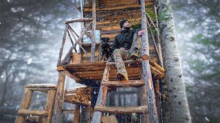 ТЕПЛЫЙ ДОМ НА ДЕРЕВЕ в ЗИМНЕМ ЛЕСУ - ЛЕСНОЕ УКРЫТИЕ для НОЧЛЕГА | СТРОЮ и УЛУЧШАЮ