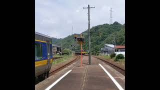 島根県浜田市 山陰本線　折居駅 スーパーまつかぜが　 浜田市に向けて 折居駅を通過。