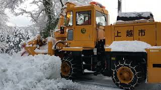 今シーズン上越市牧区に導入された新車のロータリー除雪車。NR303SA。