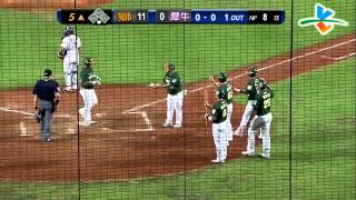 20131011 CPBL 獅VS犀牛 5上 滿貫大亨！林志祥平射砲 個人單場第5分打點！