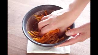 すり鉢でにんじんをあえる。 Mixing carrots with sesame using suribachi（Japanese mortar）.