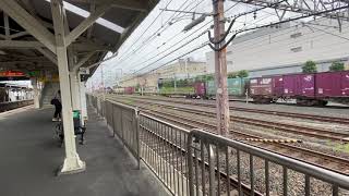 EF5:10レッドサンダー貨物列車た新快速近江塩津行き　JR京都線吹田駅にて