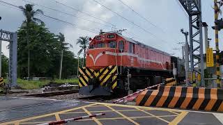 柴油貨列7802車次經過南州驛站旁平交道* डीजल ट्रेन गुजर रही है * kereta diesel * tàu diesel