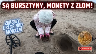 Z wykrywaczem metali na plaży nad morzem i nocne poszukiwanie bursztynu z latarką UV. #bursztyn