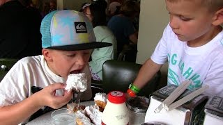 Café du Monde Beignets in New Orleans (Yum!!)