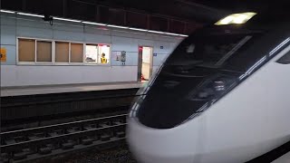 442次樹林發車開往台東的EMU3000型十二輛編組EMU3012皮蛋豆腐騰雲號紅色帶新城際自強號列車，和2033次七堵發車經由海線開往彰化的銀綠色微笑號EMU900型十輛一編組EMU927區間快車