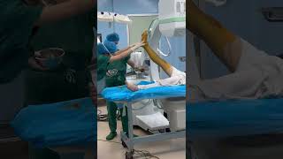 手术前医生抬腿消毒 #医学微视 #shortvideo #nursing #doctor