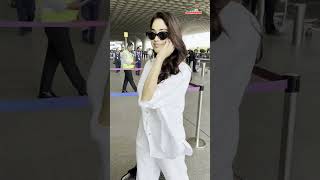 Bollywood Update: #JanhviKapoor spotted at the airport.#ytshorts #trending #paparazzi