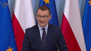 Ministrowie Przemysław Czarnek, Marlena Maląg, Paweł Szefernaker i Piotr Müller podczas konferencji