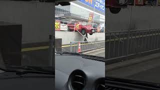 突っ込む車。　#事故