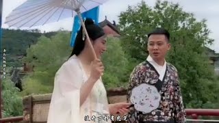 小强带着阿曲莫，穿上了古装的衣服，过上了幸福和甜蜜的生活