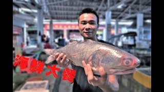 阿烽抓的海货舍不得卖，还备了一条大鱼，要给最爱的人办生日宴Afeng cooked braised fish in soy sauce for his grandma.