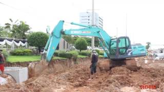 รถแบคโฮ โกเบล KOBELCO SK 200 วางทอระบายน้ำเพื่อขยายถนน ดูถนนเละมากๆ Ep1