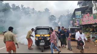 പാലക്കാട് കോഴിക്കോട്  ദേശിയ പാതയിൽ  തച്ചമ്പാറയിൽ ഓട്ടോറിക്ഷ യിൽ നിന്ന് അമിതമായി പുക വന്നപ്പോൾ....