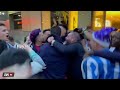 jugadores del depor cantan y bailan con los aficionados en su hotel de tenerife