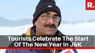 As Jammu \u0026 Kashmir Turns Into A Winter Wonderland, Tourists Celebrate The Start Of The New Year