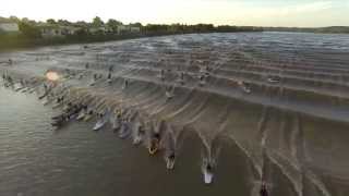 77 personnes surfent un mascaret en Gironde