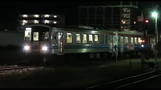 夜の山陰本線益田駅に到着する終着の下りキハ120形と停車中の当駅始発下りキハ40系