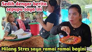 Sambil Makan Pecak Sayur Kami Semua Tertawa Hilang Stres saya