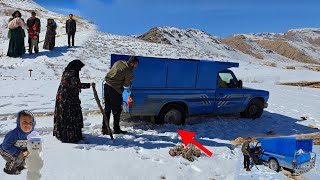 Nomadic adventure:Winter challenges of nomads in the mountains:A nomadic family caught in the snow🏔️