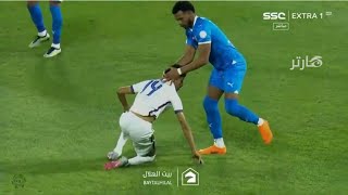 لقطة علي البليهي لاعب الهلال مع فهد الجميعة لاعب أبها