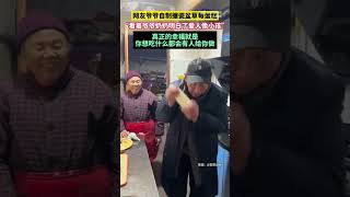 【看着奶奶的笑明白了爱人像小孩😇】12月7日，安徽，爷爷给奶奶自制搪瓷盆草莓蛋糕，真正的幸福就是你想吃什么都会有人给你做。  网友：真的很羡慕老一辈的浪漫。❤️🌹