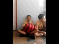 Adik kakak sedang bersama di sekolah lur