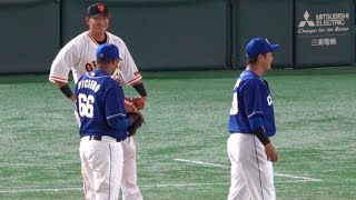 中田翔,中日ビシエドと談笑する試合前…開幕戦 2022年3月25日 読売ジャイアンツ 中日ドラゴンズ 東京ドーム