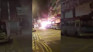 香港黑衣恐怖分子點燃人口密集區的旺角街市巴士，引發爆炸