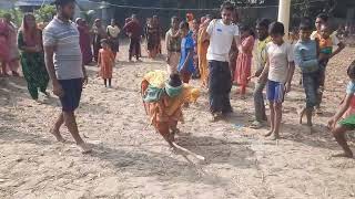 দেখুন আজব কিছু খেলা গ্রামের মহিলাদের এবং ছেলেদের মাথা নষ্ট করা কিছু খেলা। Must Viral Funny Video.