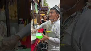 新疆街头的手扔酸奶，5元一杯还送3元的表演👍#Xinjiang #ChinaTravel