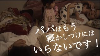 1人淋しいパパを気遣う優しい娘[2歳児]