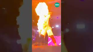 Zé Felipe quase se queima com estrutura do palco durante show