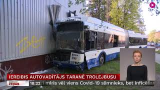 Iereibis autovadītājs taranē trolejbusu