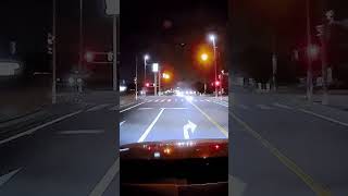 対向車が居るのに交差点付近で追い抜き信号無視するバカの動画